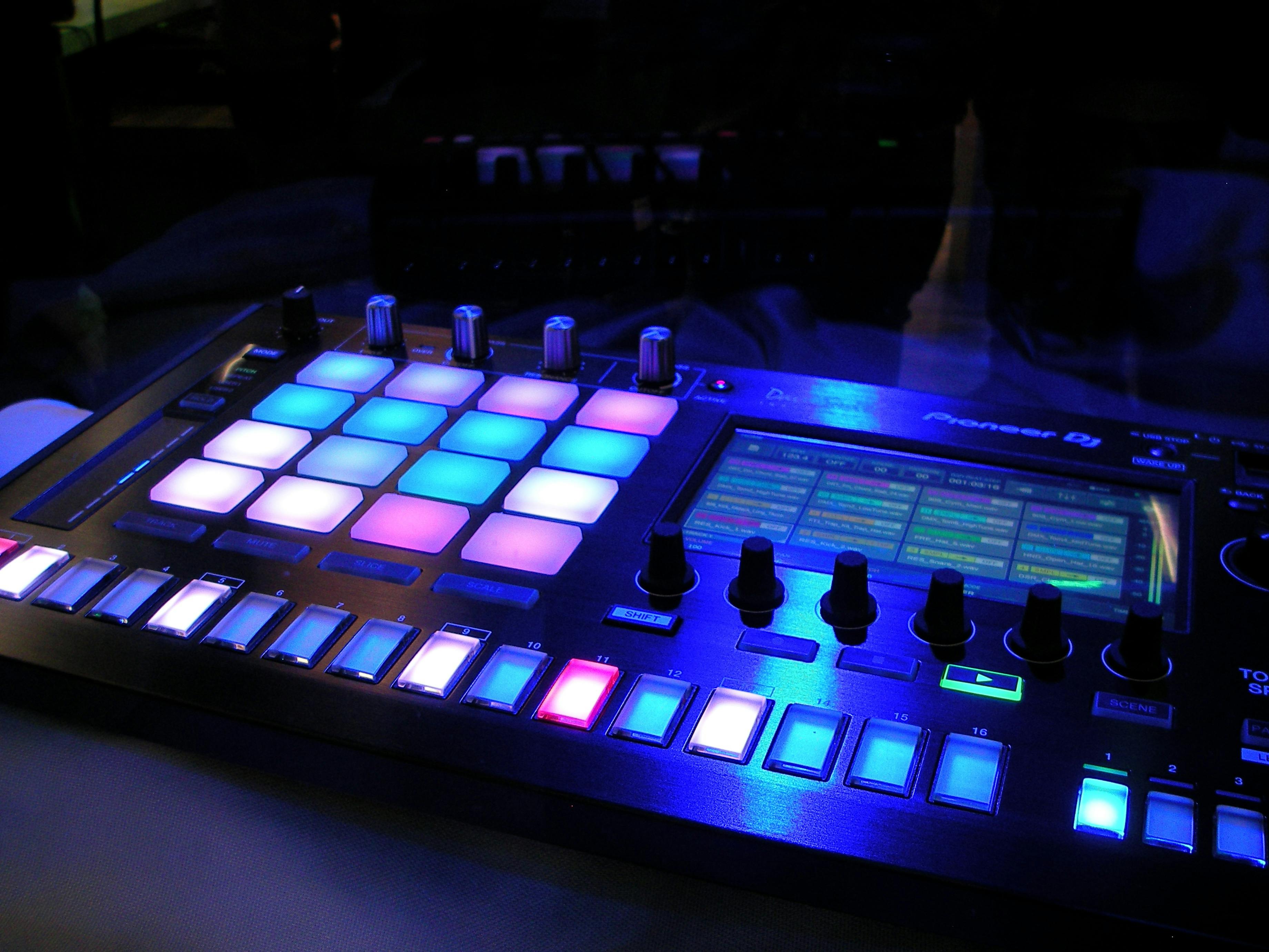 Una imagen decorativa de una mesa de DJ