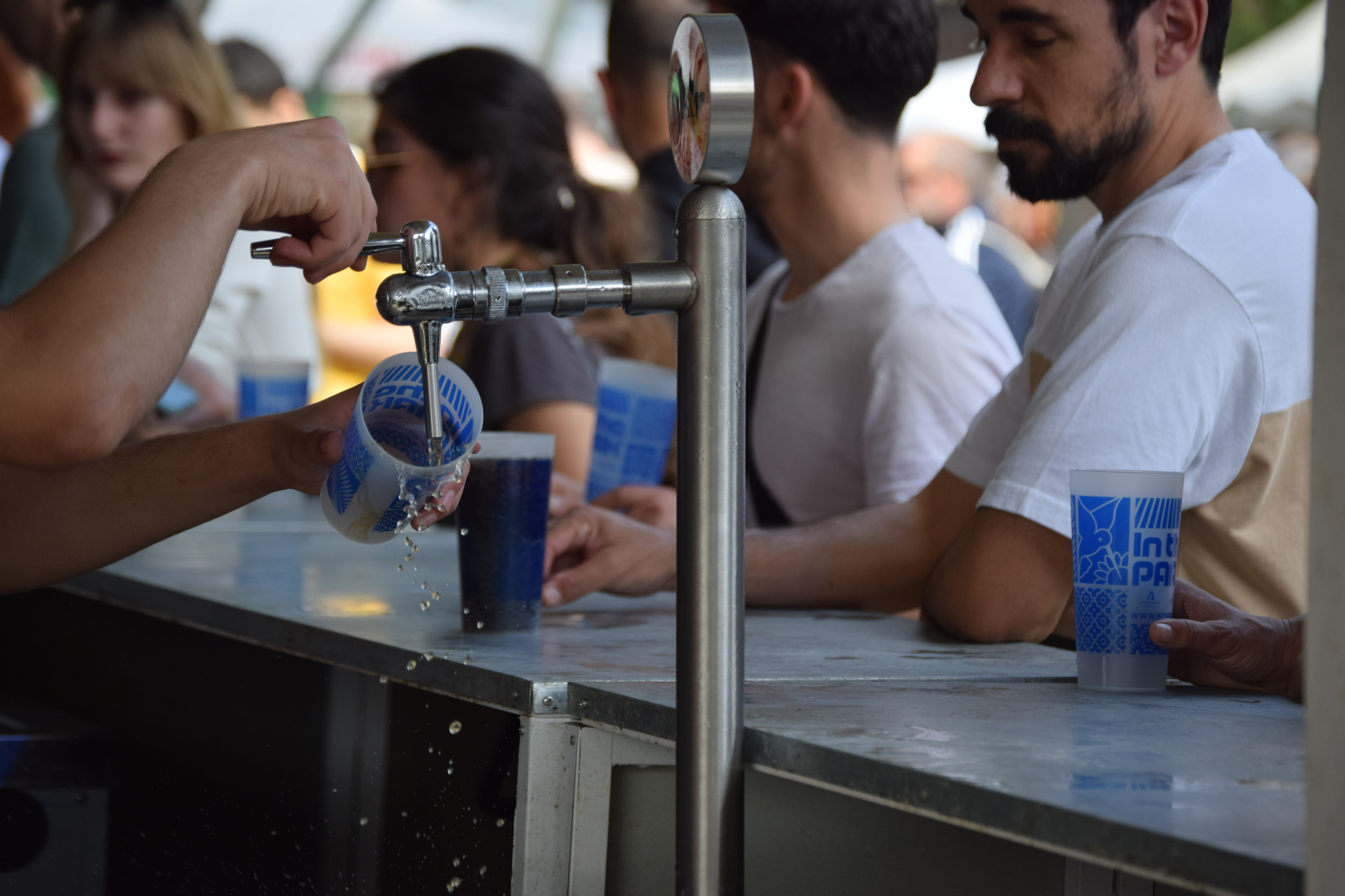 Camarero llenando un vaso reutilizable