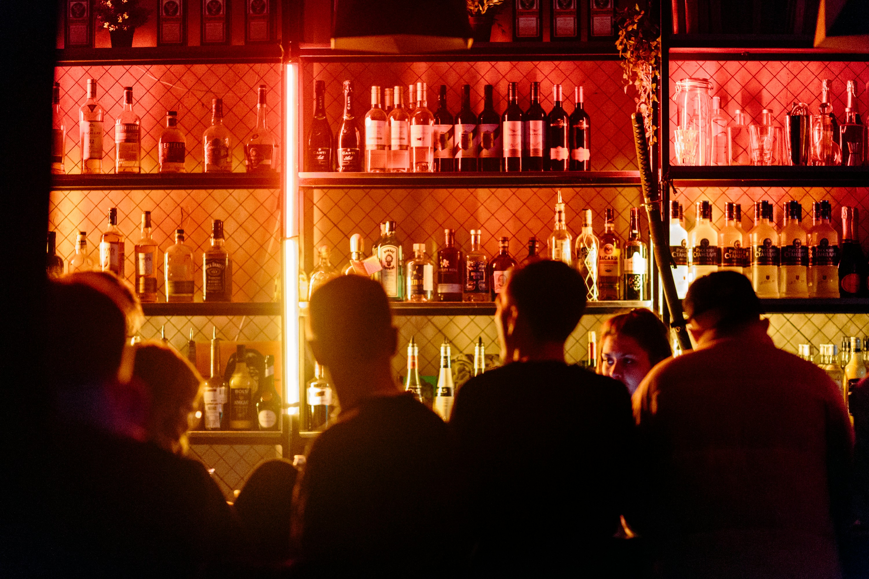 Una imagen decorativa de la barra de un bar