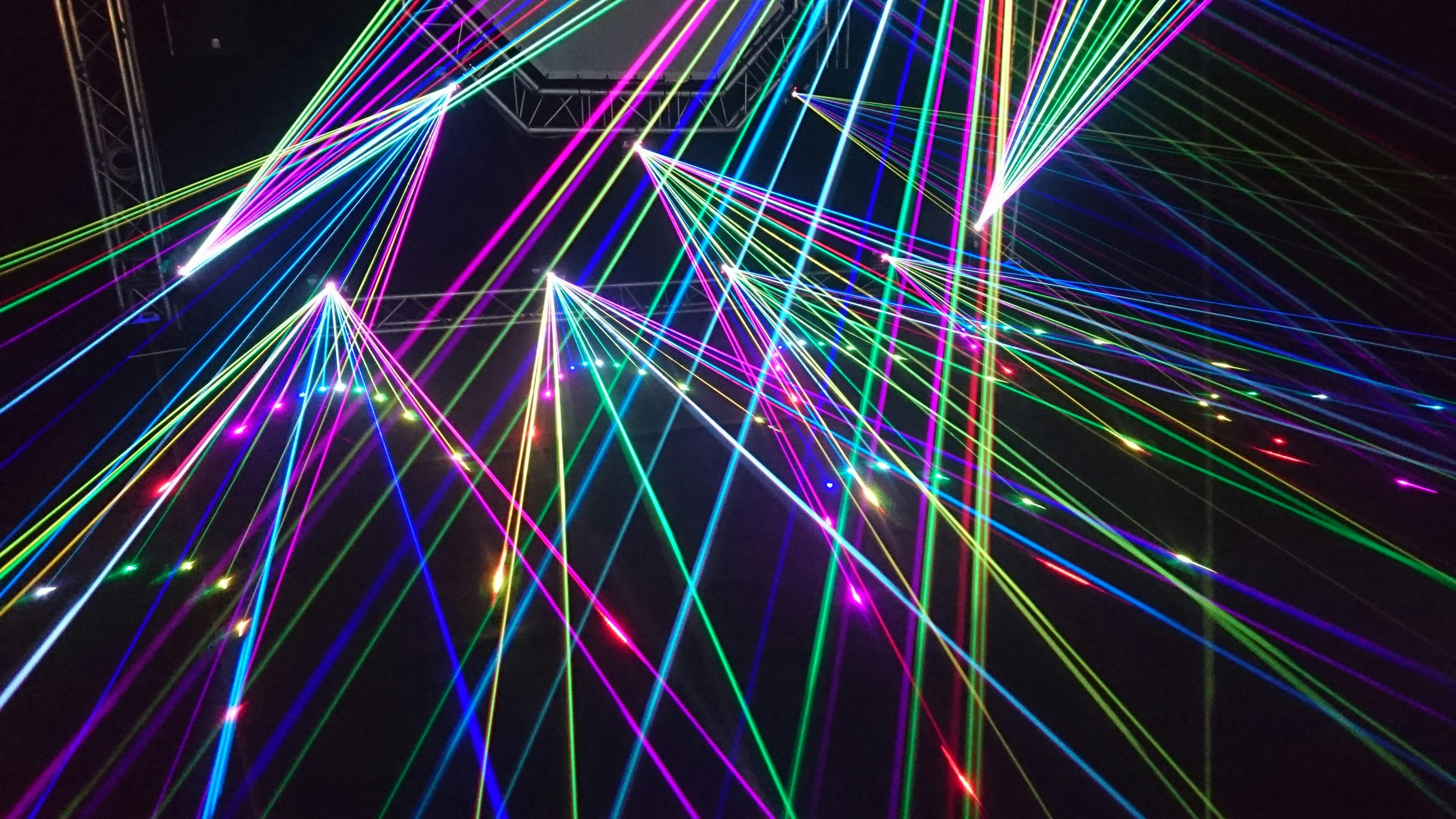 Una imagen decorativa de un espectáculo de luces láser