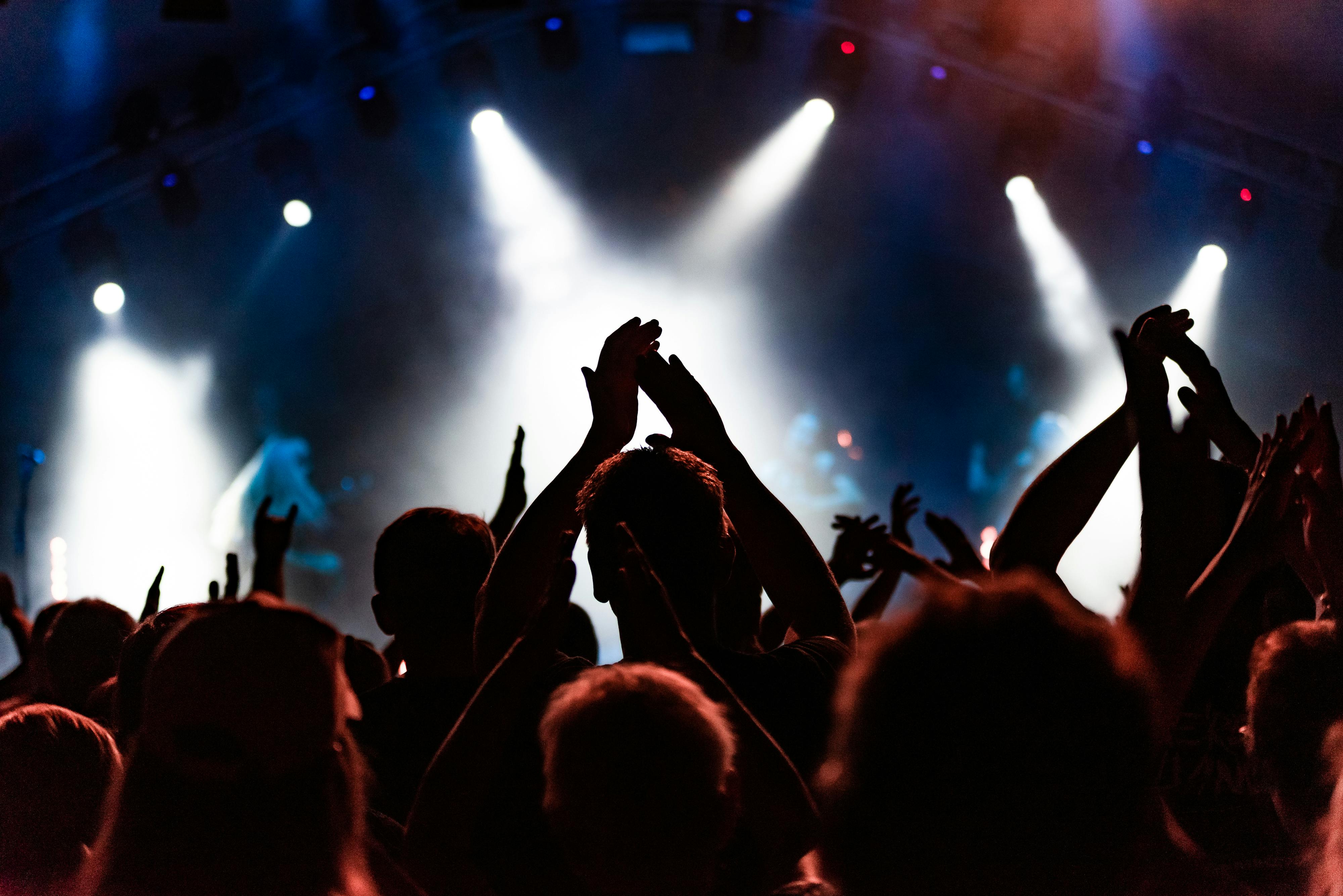 Una imagen decorativa de un concierto en una discoteca